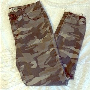 Rewash. Camo ankle jean. Sz 29/9. Never worn.
